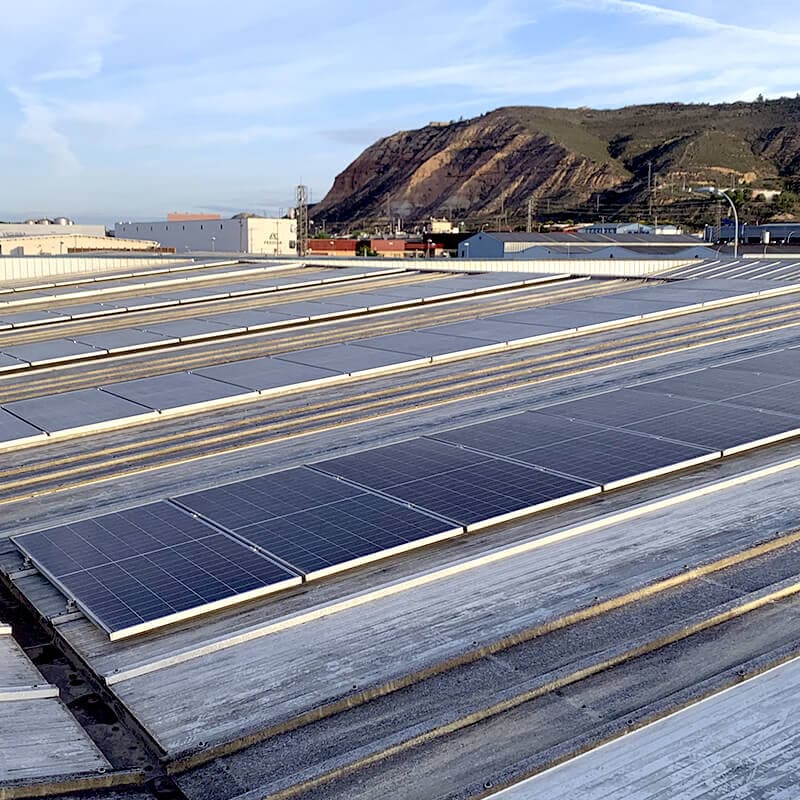 Tejado con instalación de placas solares