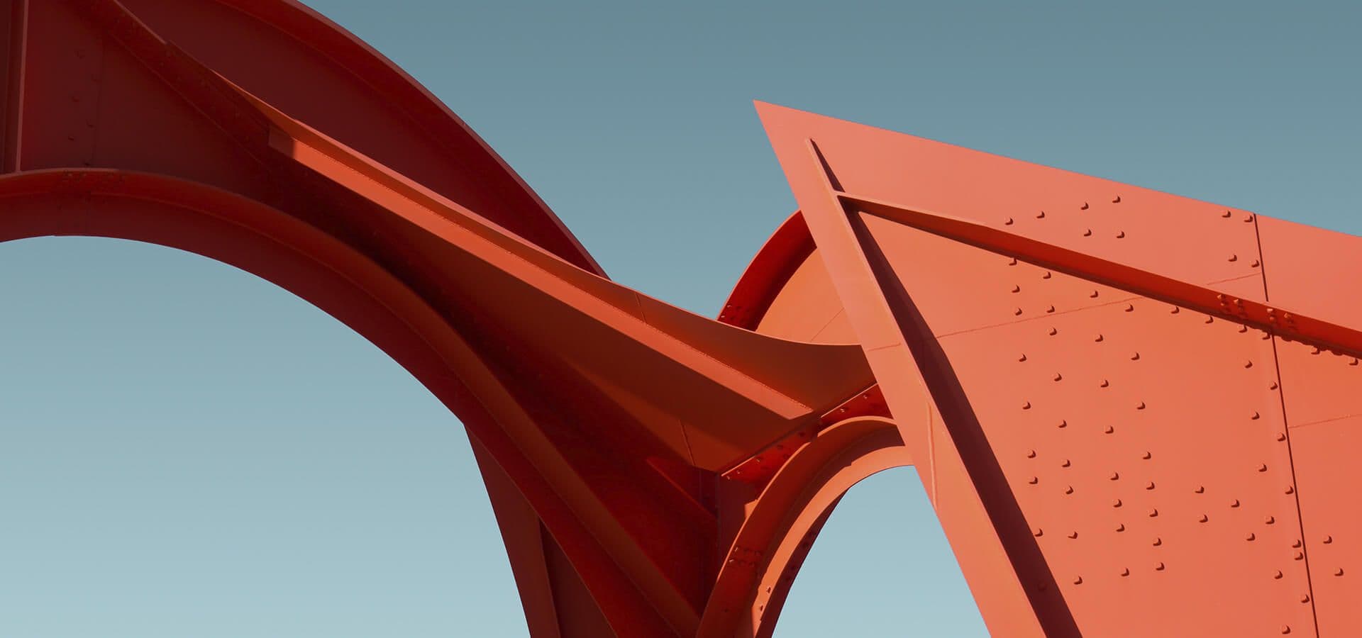 Estructura metálica exterior roja