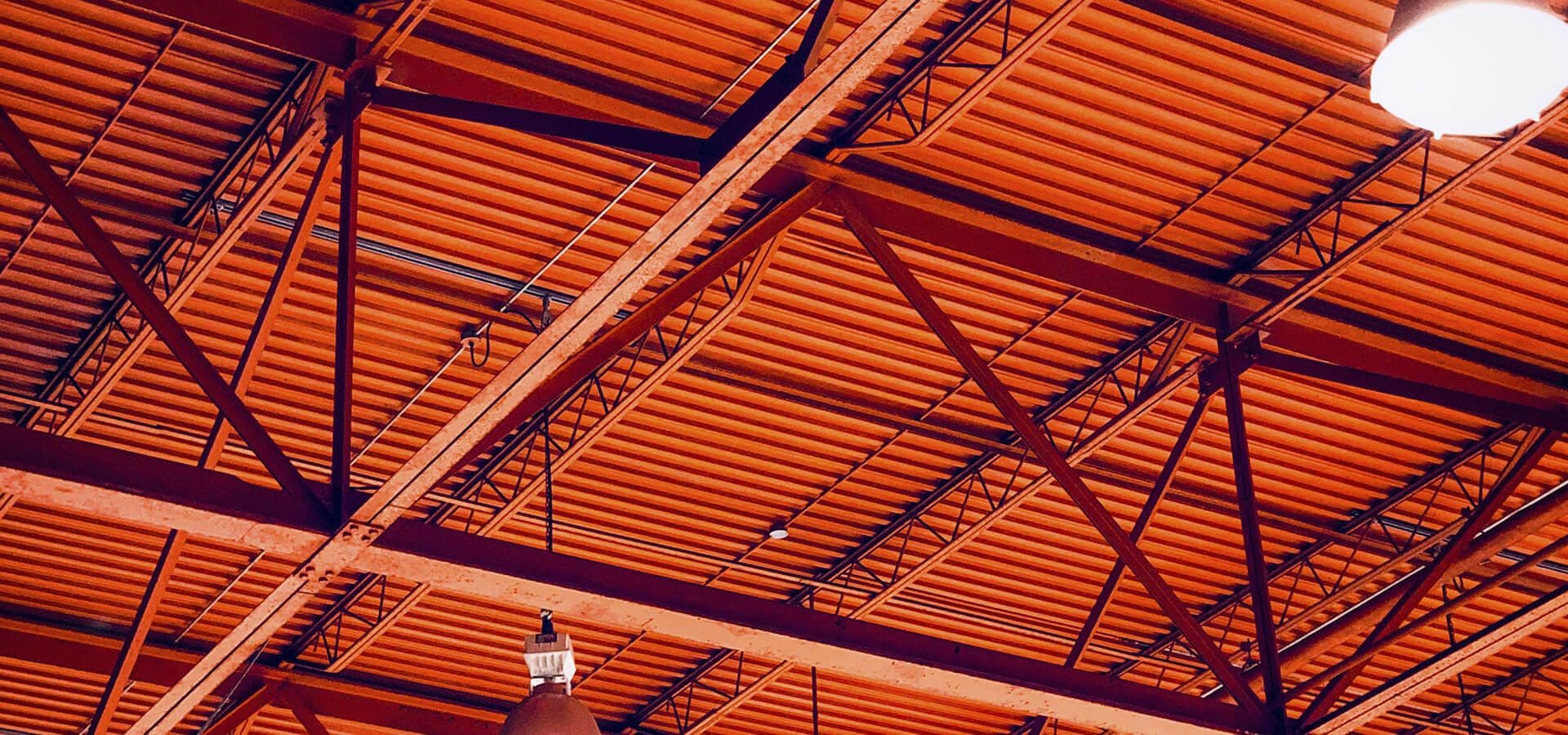 Tejado de metal de color rojo