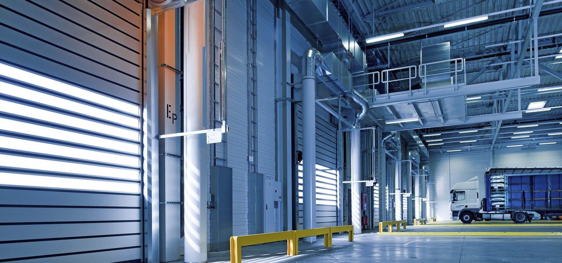 Puertas de metal en industria logística