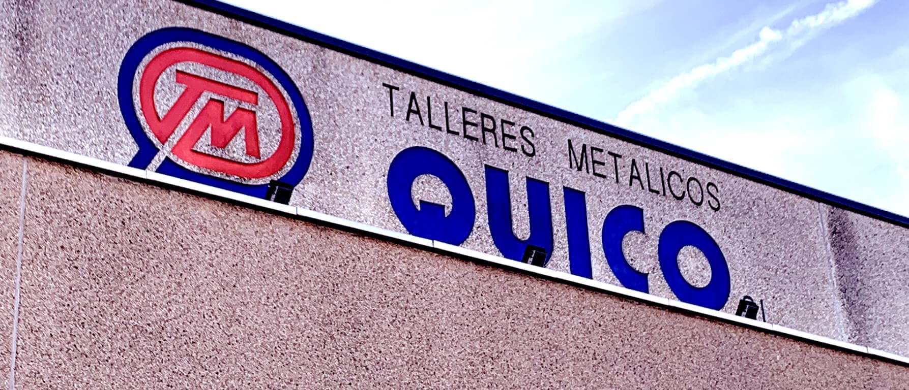 Cartel de la fachada con el logo de Talleres Quico