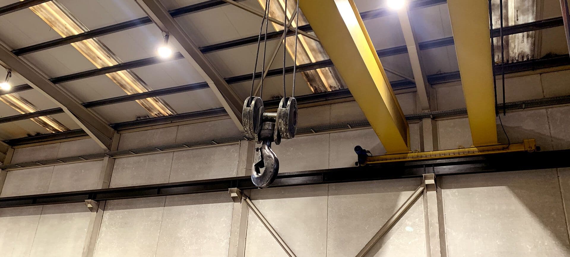 Puente grúa en el interior de la fábrica