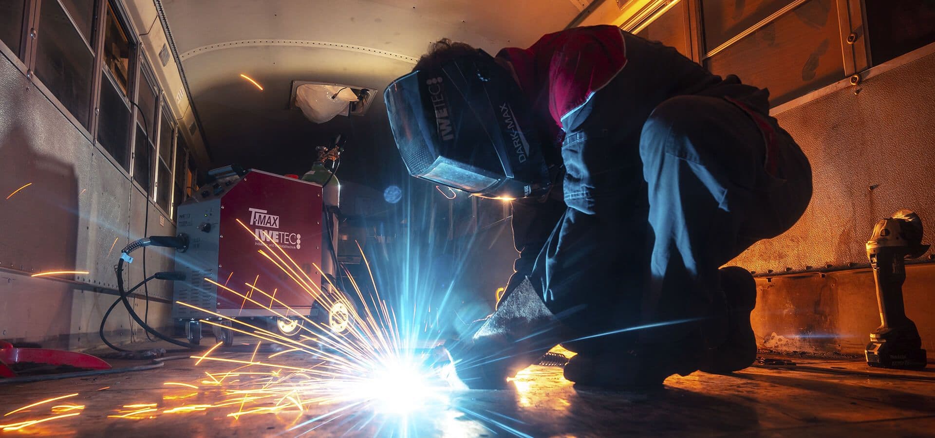 Soldador trabajando en estancia