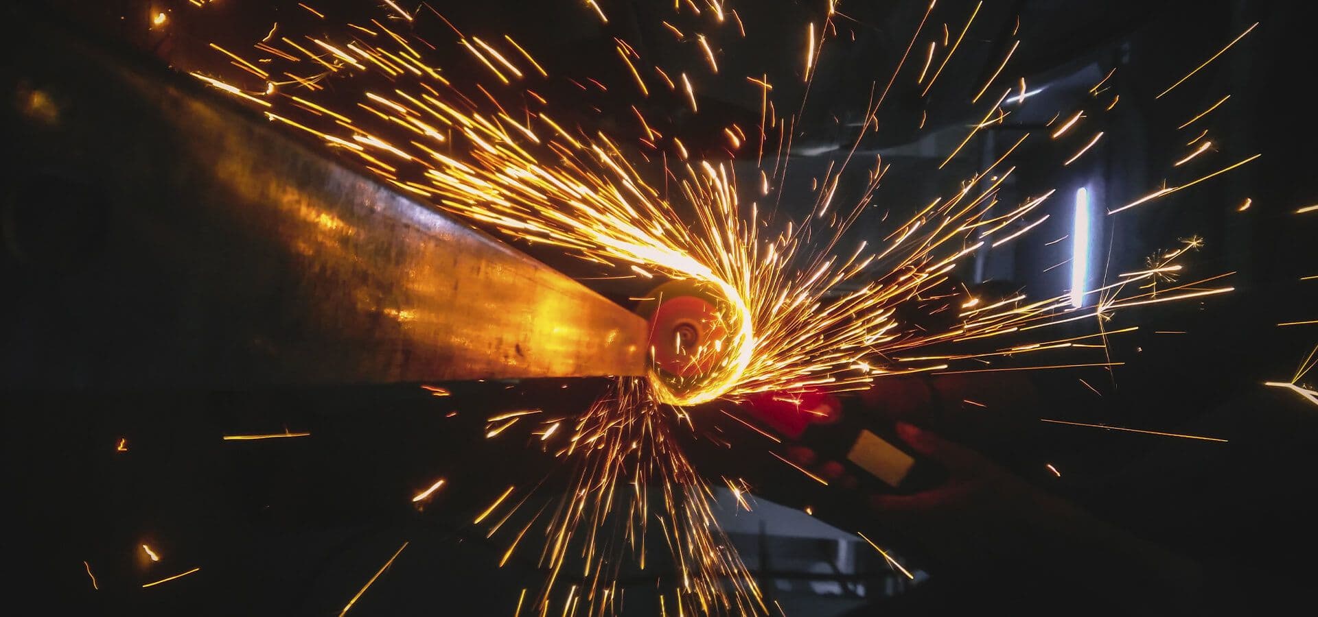 Operario cortando metal con sierra